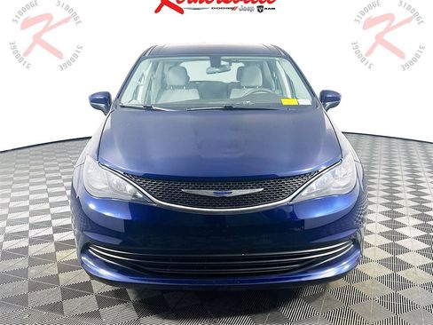 Used 2020 Chrysler Voyager LX image 2