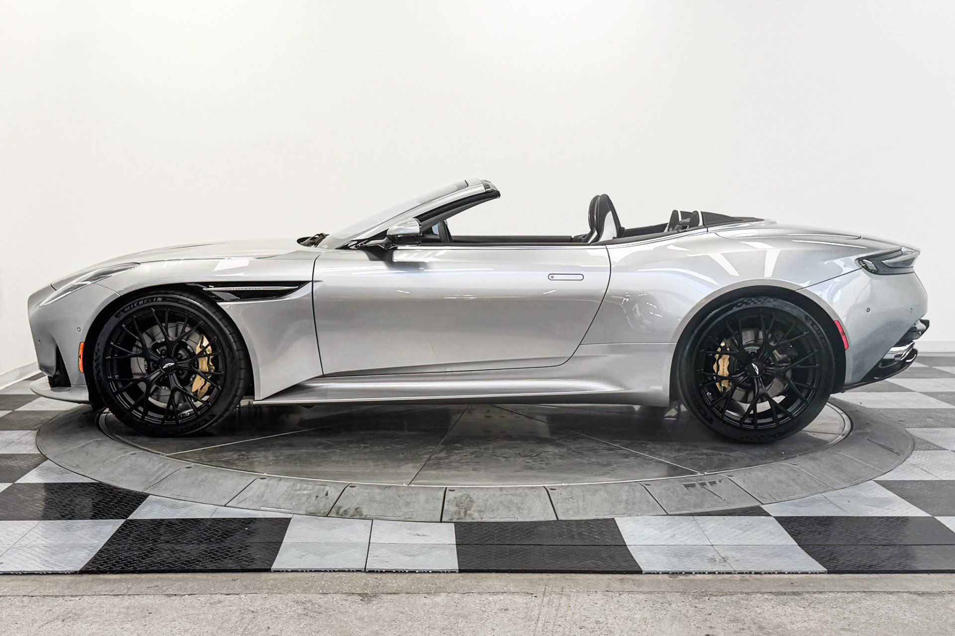 Used 2025 Aston Martin DB12 Convertible RWD image 6