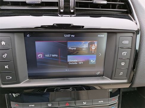 Used 2018 Jaguar XE Premium image 13