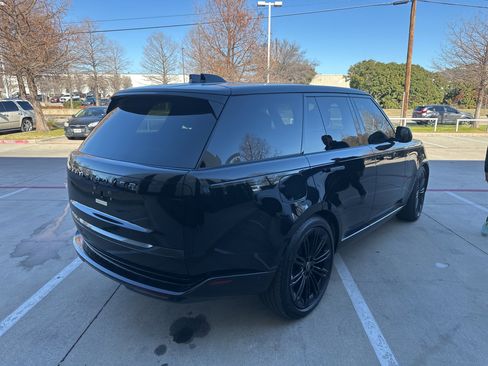 Used 2025 Land Rover Range Rover SE image 4