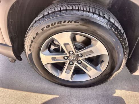 Used 2025 Honda Pilot EX-L image 9