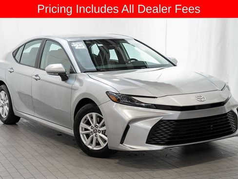 Used 2025 Toyota Camry LE w/ Convenience Package FWD image 1