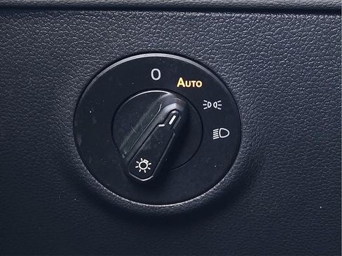 Used 2024 Volkswagen Taos SE image 17