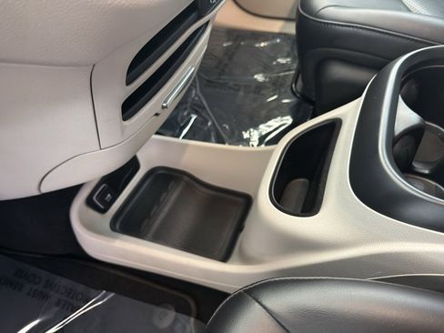 Used 2023 Chrysler Pacifica Touring-L image 14