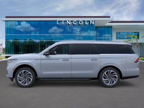 New 2026 Lincoln Navigator L Premier AWD/4WD image 3