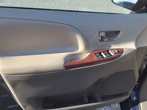 Used 2012 Toyota Sienna XLE FWD image 8