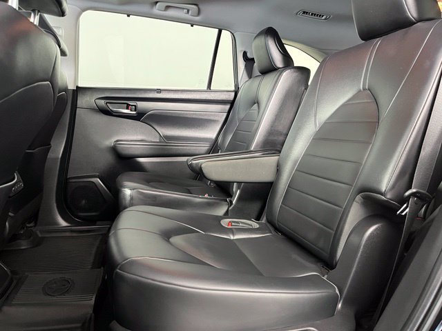 Used 2022 Toyota Highlander XLE AWD/4WD image 35