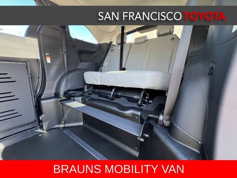Used 2026 Toyota Sienna XLE FWD image 17