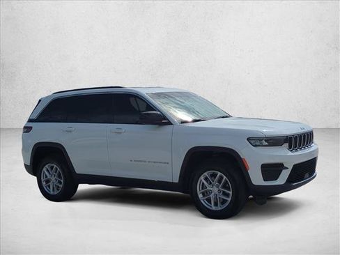 Used 2025 Jeep Grand Cherokee Laredo X w/ Luxury Tech Group I RWD image 3