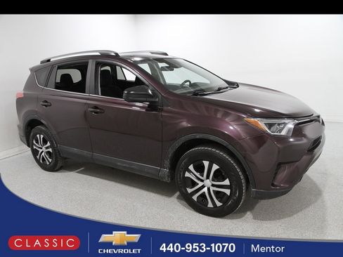 Used 2018 Toyota RAV4 LE image 1