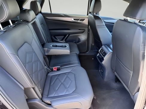 Used 2025 Volkswagen Atlas Cross Sport SE FWD image 27