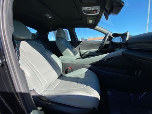 Used 2025 Hyundai Elantra Limited image 27