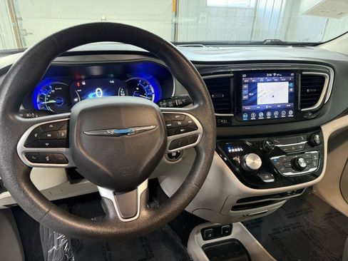 Used 2018 Chrysler Pacifica Touring Plus FWD image 14