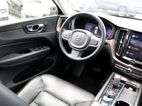 Used 2022 Volvo XC60 B5 Momentum image 32