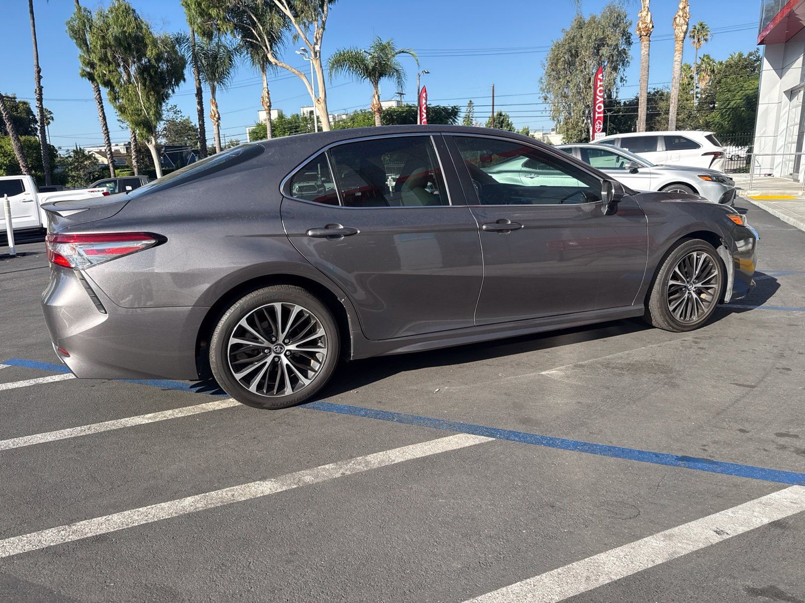 Used 2018 Toyota Camry SE FWD image 2