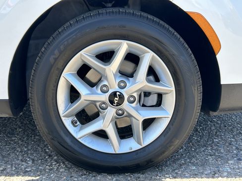 Certified 2025 Kia Soul LX w/ LX Technology Package FWD image 8