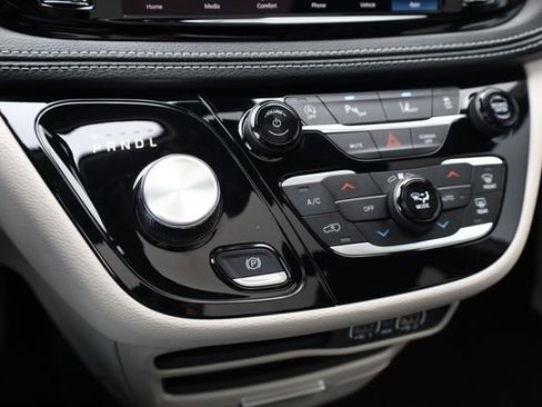 Used 2024 Chrysler Pacifica Touring-L image 18