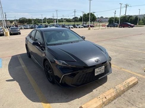 Used 2025 Toyota Camry SE FWD image 11