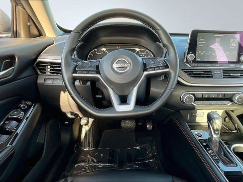 Certified 2025 Nissan Altima 2.5 SR image 6