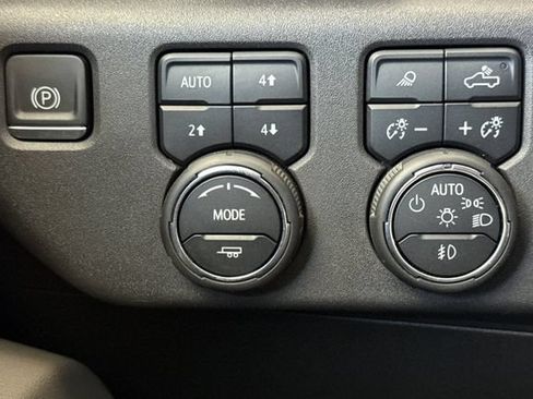 Used 2023 Chevrolet Silverado 1500 ZR2 w/ Technology Package AWD/4WD image 43