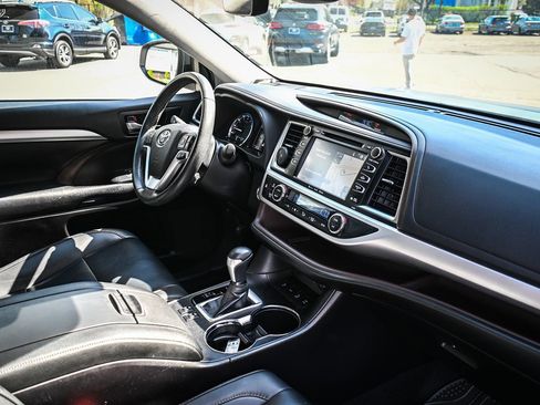 Used 2019 Toyota Highlander XLE image 21