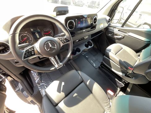 Used 2025 Mercedes-Benz Sprinter 2500 image 4