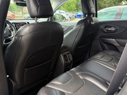Used 2019 Jeep Cherokee Limited w/ Technology Group AWD/4WD image 6