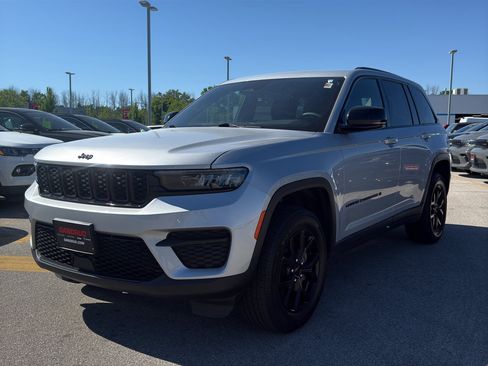 Used 2025 Jeep Grand Cherokee Altitude AWD/4WD image 2
