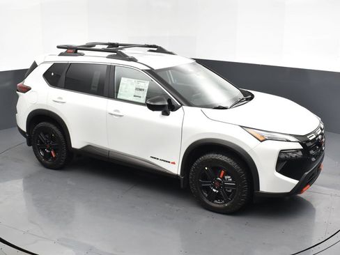 Certified 2025 Nissan Rogue SV image 21