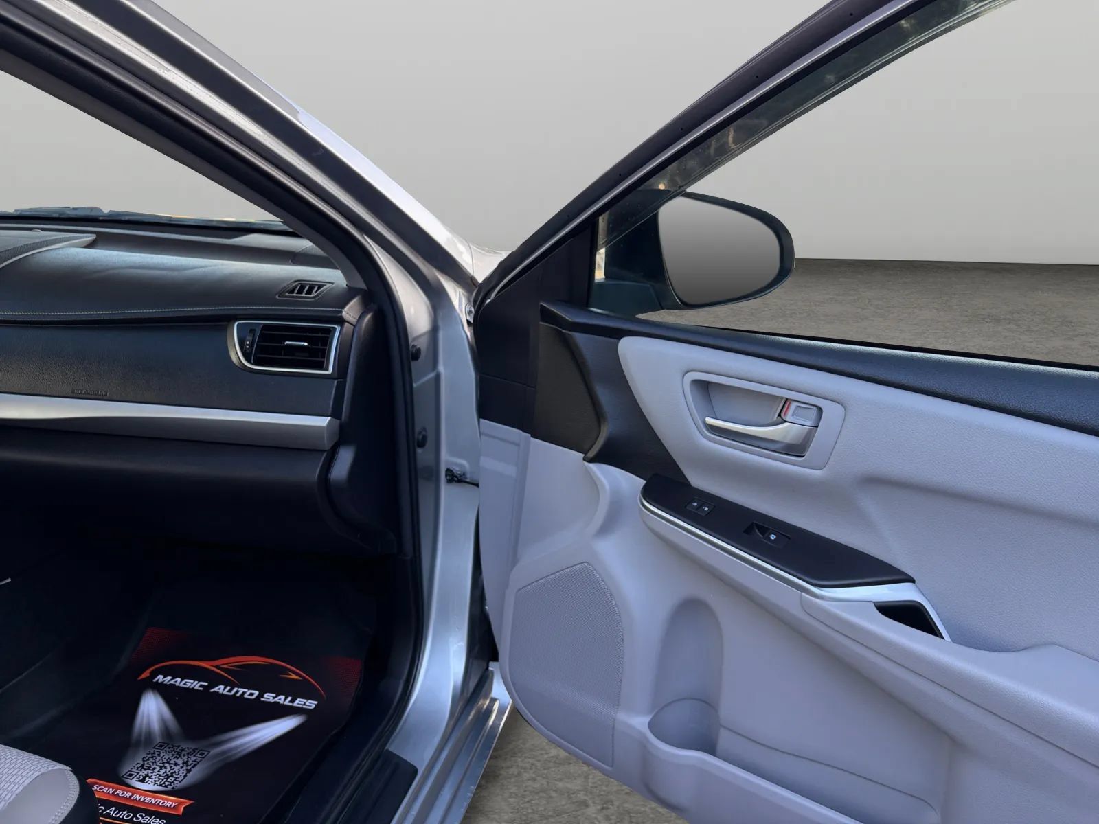 Used 2017 Toyota Camry SE FWD image 19