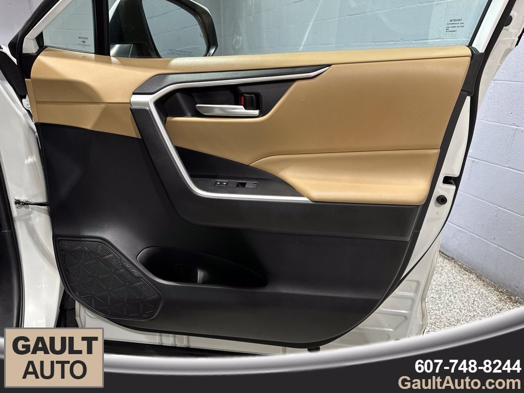 Used 2020 Toyota RAV4 XLE Premium AWD/4WD image 16