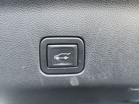 Used 2021 Chevrolet Tahoe Premier w/ Premium Package image 17