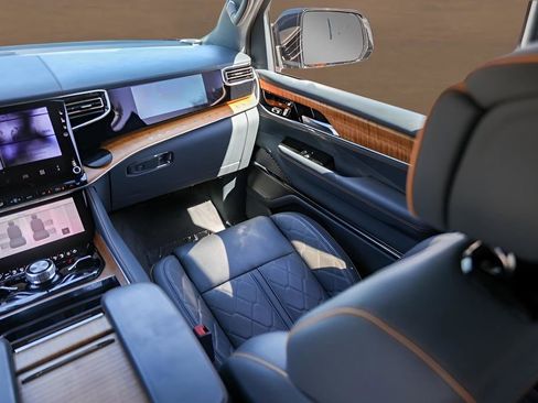 Used 2024 Jeep Grand Wagoneer Series III image 31