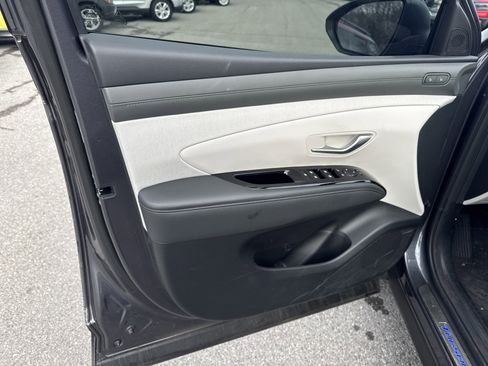 Used 2025 Hyundai Tucson Limited image 16