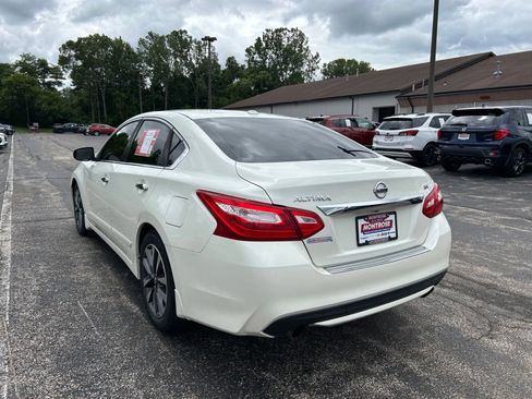 Used 2017 Nissan Altima 2.5 SV w/ Convenience Package FWD image 4