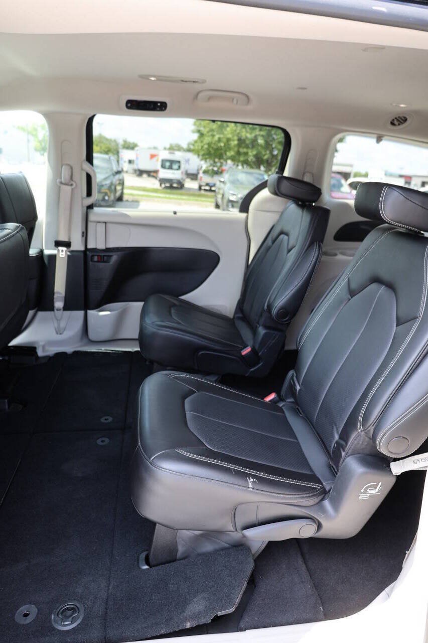 Used 2023 Chrysler Pacifica Touring-L FWD image 18