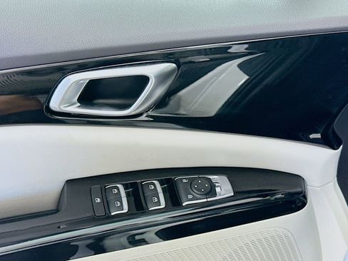 Used 2023 Kia Carnival EX FWD image 18