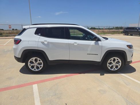 Used 2024 Jeep Compass Latitude AWD/4WD image 2