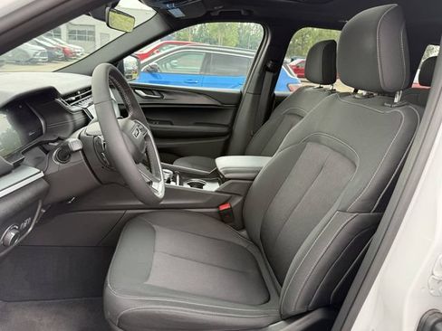 Certified 2025 Jeep Grand Cherokee Laredo X w/ Luxury Tech Group I AWD/4WD image 7