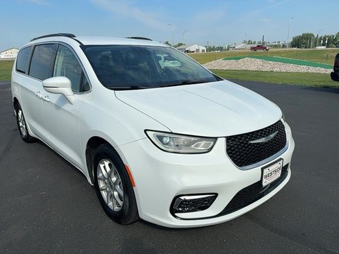 Used 2022 Chrysler Pacifica Touring-L FWD image 3