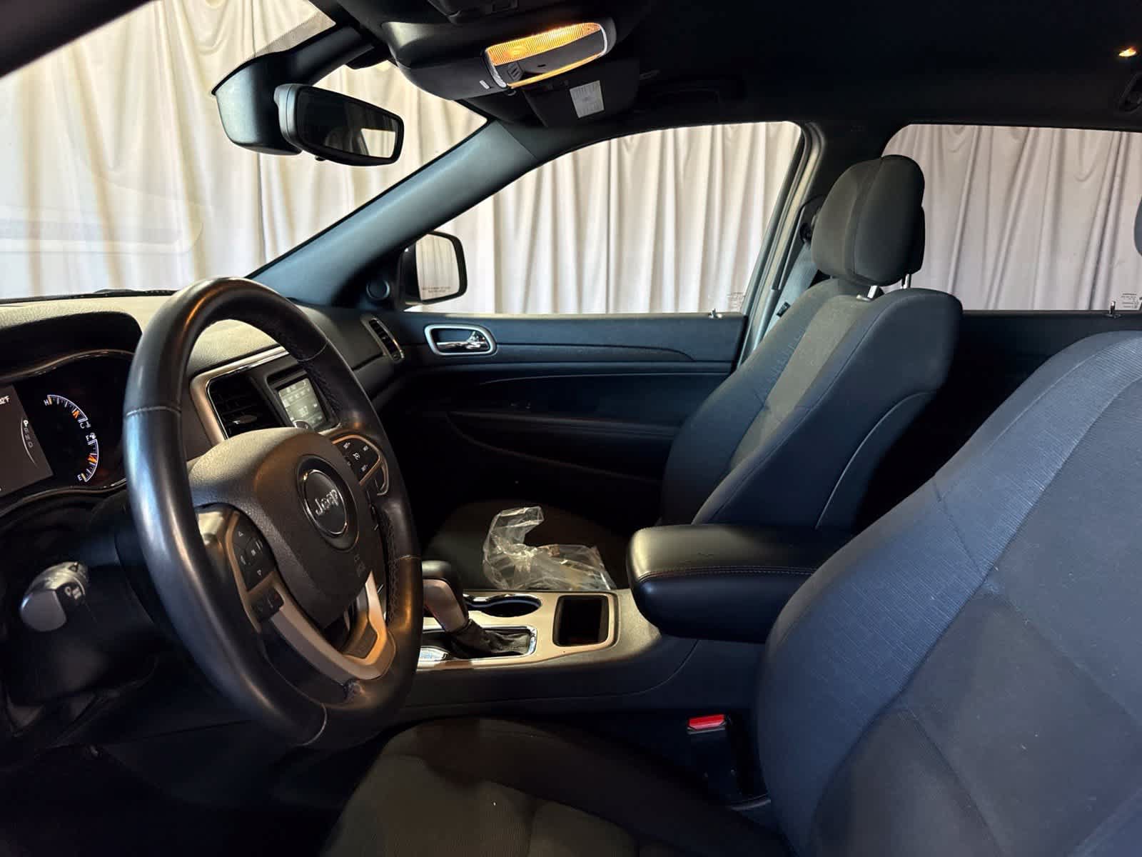 Used 2017 Jeep Grand Cherokee Laredo AWD/4WD image 21
