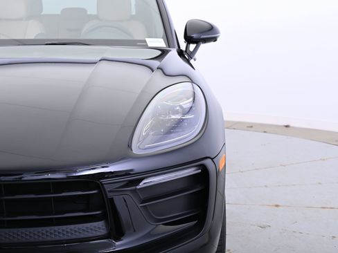 Used 2025 Porsche Macan image 12