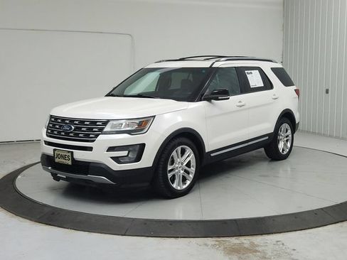 Used 2017 Ford Explorer XLT w/ Equipment Group 202A FWD image 3