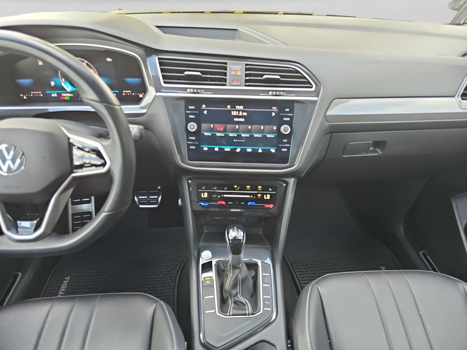 Used 2023 Volkswagen Tiguan SE R-Line FWD image 11