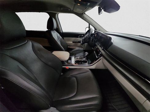 Used 2024 Kia Carnival EX image 15