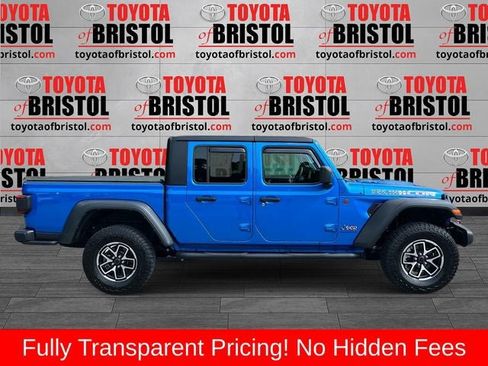 Used 2024 Jeep Gladiator Rubicon w/ Technology Group AWD/4WD image 2