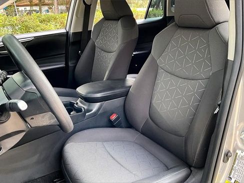 Used 2021 Toyota RAV4 XLE image 18