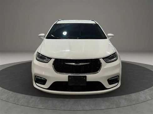 Used 2022 Chrysler Pacifica Touring-L FWD image 8
