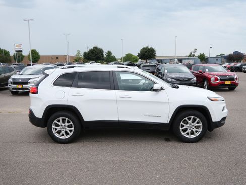 Used 2017 Jeep Cherokee Latitude w/ Cold Weather Group AWD/4WD image 8