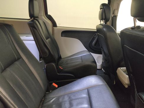 Used 2016 Chrysler Town & Country Touring image 19